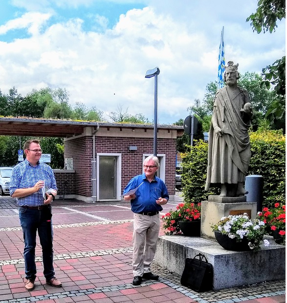 Dr. Grünewald und Dr. Köglmeier vor dem Heinrich-Denkmal